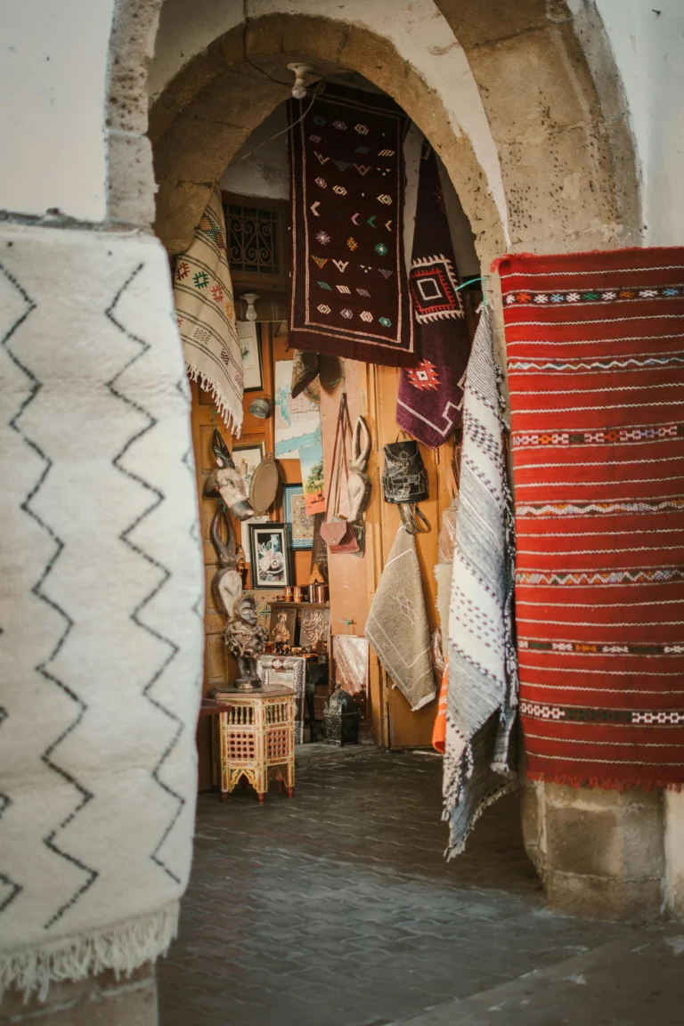 Mujeres bereberes con trajes tradicionales en una celebración cultural en Marruecos