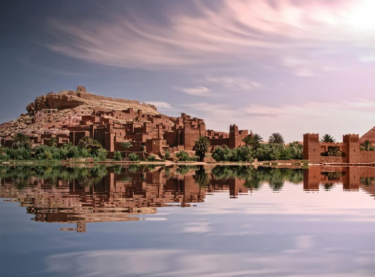 Vista frontal de la Kasbah de Taourirt en Ouarzazate bajo un cielo azul claro
