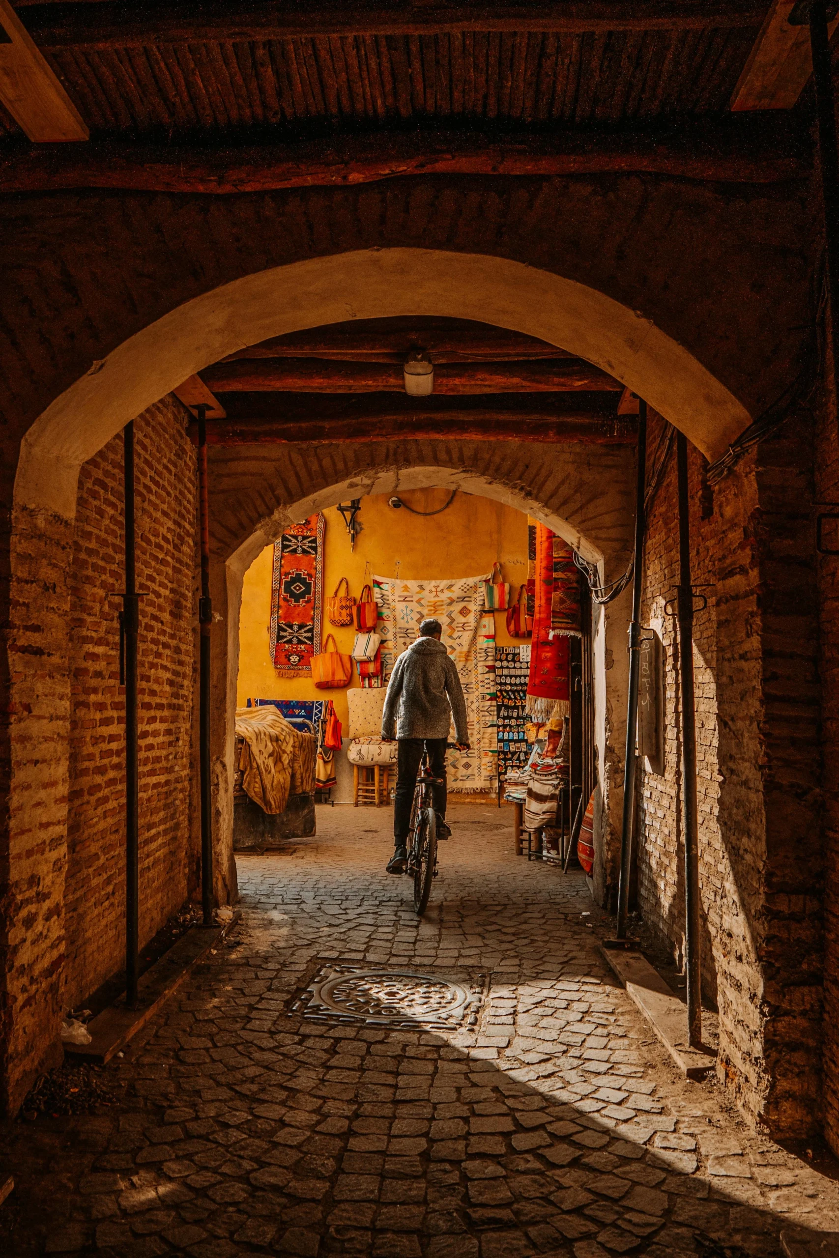 Caravana de camellos en el desierto de Marrakech al atardecer