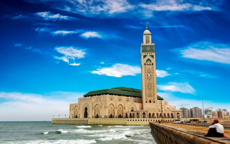 Autobús turístico recorriendo la carretera entre Casablanca y Fez