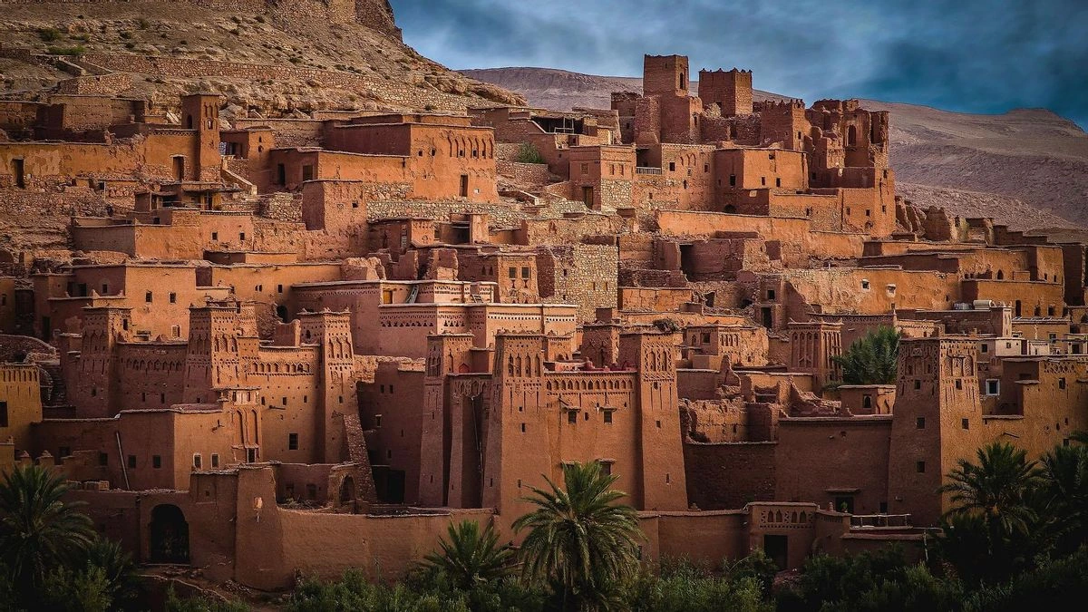 Viajero explorando un zoco tradicional en Marruecos