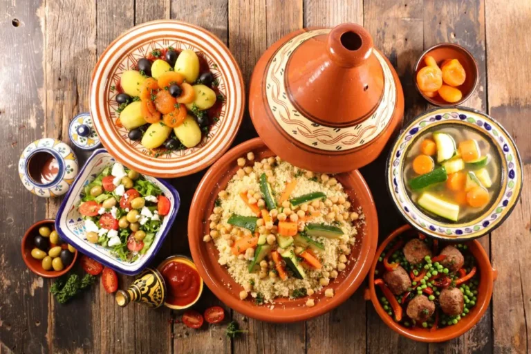 Platos típicos marroquíes sobre mesa tradicional