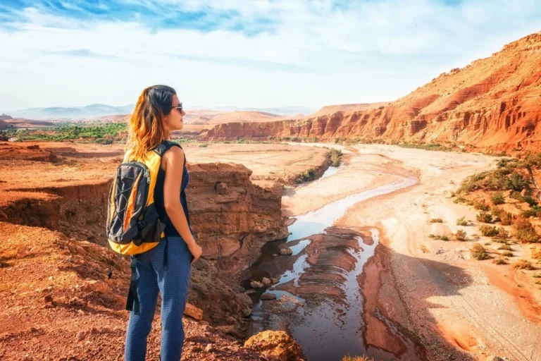 Viajero solo recorriendo una medina en Marruecos