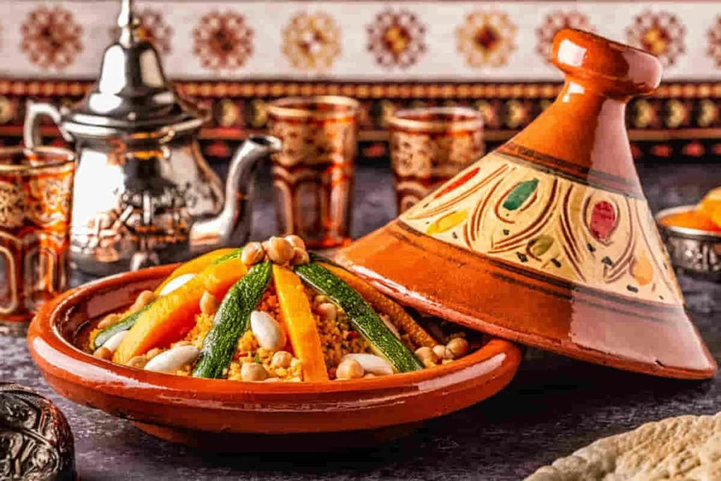 Plato tradicional marroquí de tajine con cordero, aceitunas y limón conservado.