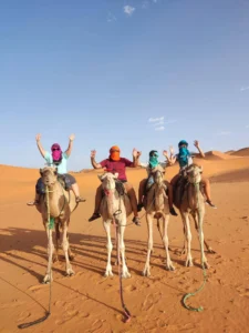 Familia con niños pequeños explorando una medina en Marruecos