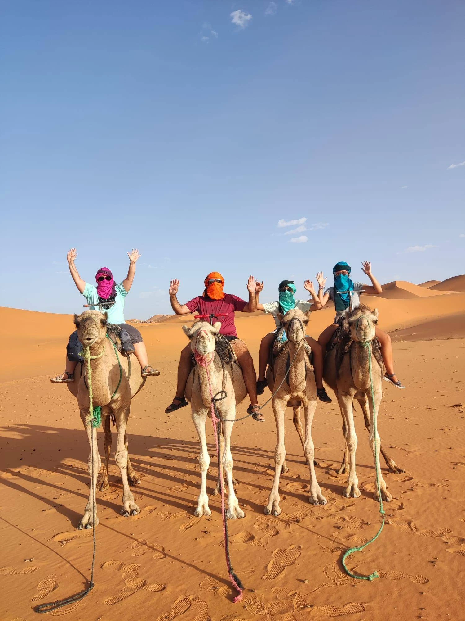 Familia con niños pequeños explorando una medina en Marruecos