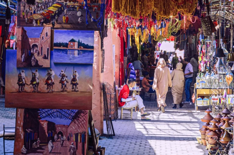 Plaza Jemaa el-Fna con vendedores y turistas en Marrakech al atardecer
