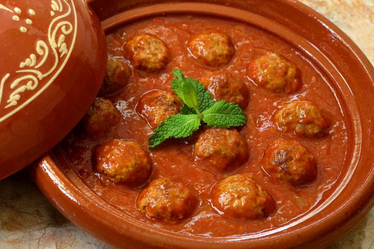 Platos marroquíes tradicionales servidos en España