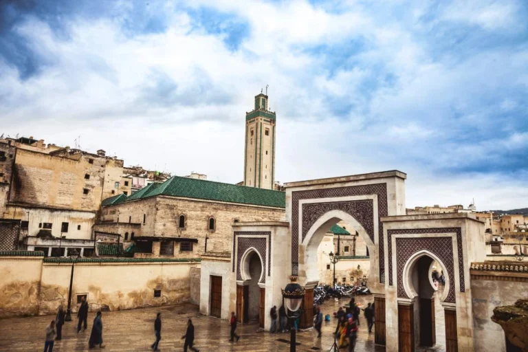Vista aérea de la Medina de Fez con sus calles estrechas y casas tradicionales.