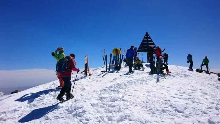Senderista con equipo de montaña en el Toubkal, Marruecos, con paisaje montañoso.