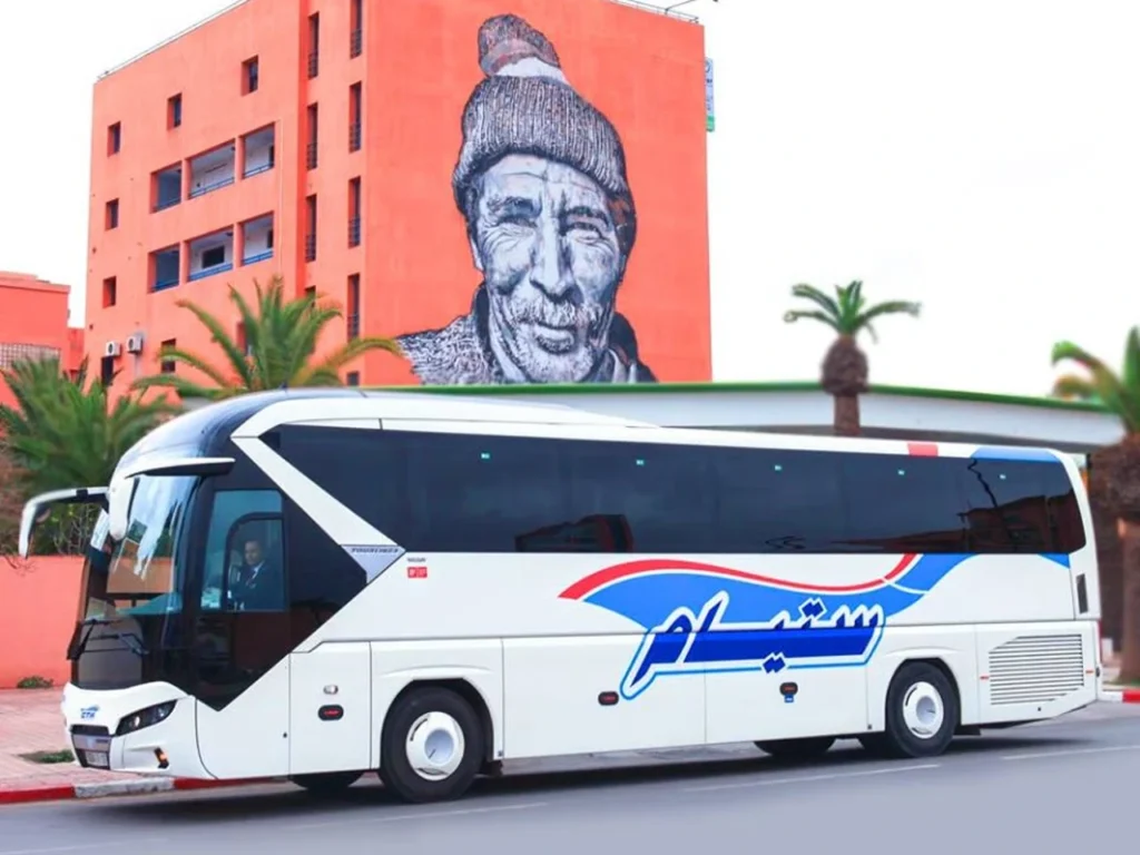 Estación de tren en Marruecos con viajeros esperando