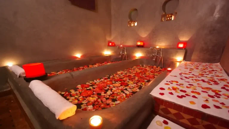 Interior de un hammam tradicional marroquí con vapor y decoración árabe.