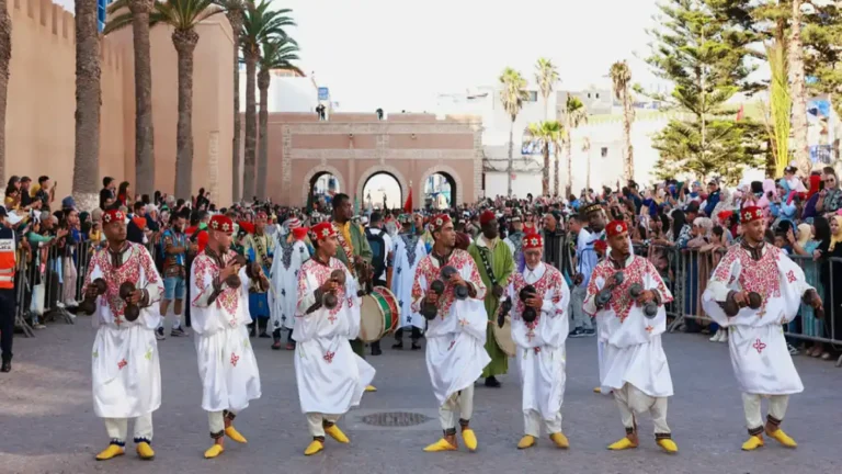 Festival de las Rosas en Marruecos con trajes tradicionales y pétalos