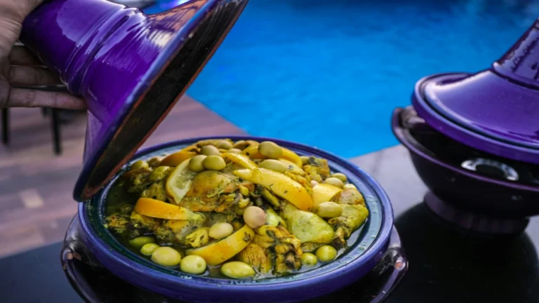 Platos típicos marroquíes servidos en una mesa tradicional con tajine, cuscús y té de menta.