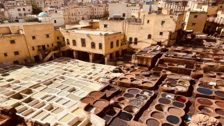 Artesano trabajando madera en Fez