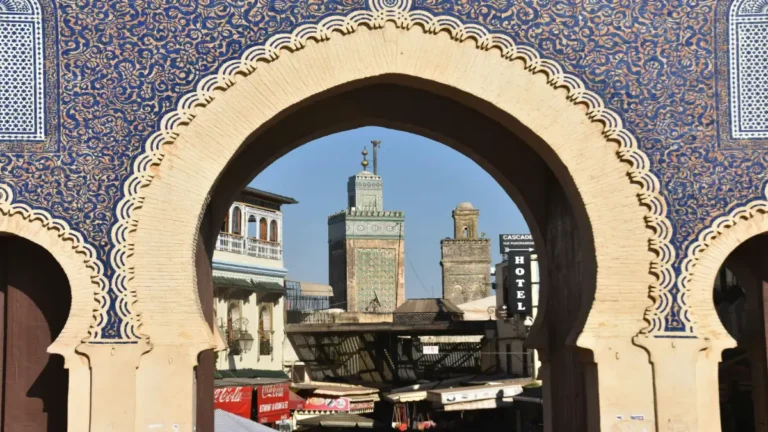Callejón laberíntico en la medina de Fez