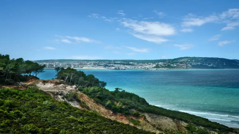 Bahía de Al Hoceima con aguas turquesa y montañas del Rif.