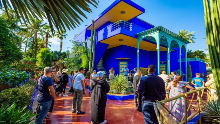 Jardines Majorelle con azul intenso y vegetación exótica