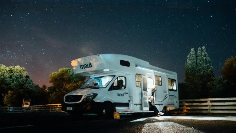 Autocaravana viajando por las carreteras del Atlas en Marruecos
