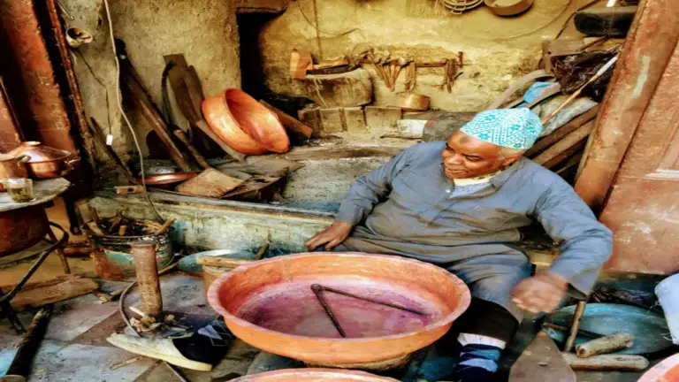 Experiencia cultural marroquí compartiendo té y cocina tradicional