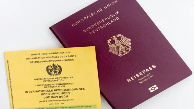 Pasaporte y mapa listos para viajar a Marruecos
