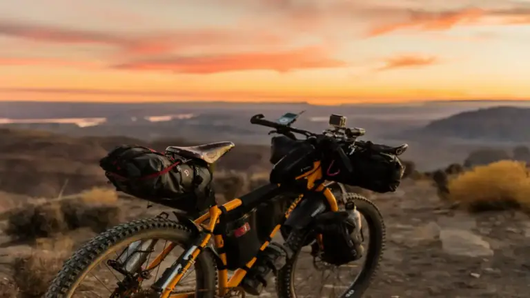 Ciclista pedaleando en las montañas del Atlas marroquí