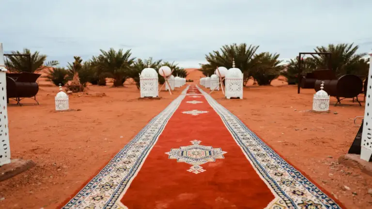Paseo en camello al atardecer por el desierto del Sahara en Marruecos