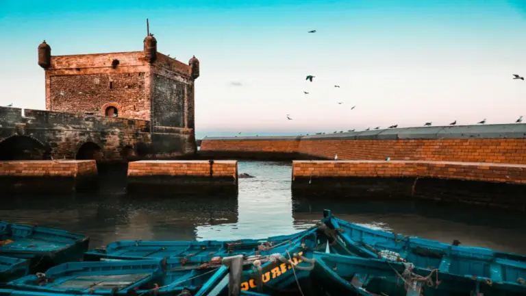 Retiro de yoga al amanecer en la playa de Essaouira, Marruecos