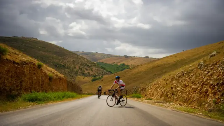 Ciclista recorriendo las montañas del Alto Atlas entre nubes