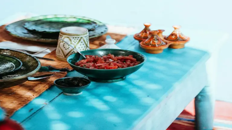 Tajín tradicional marroquí de pollo con limón confitado y aceitunas servido en un restaurante local de Fez.